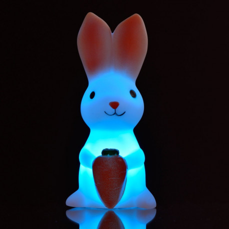 Un petit lapin (et sa carotte) à la luminosité multicolore