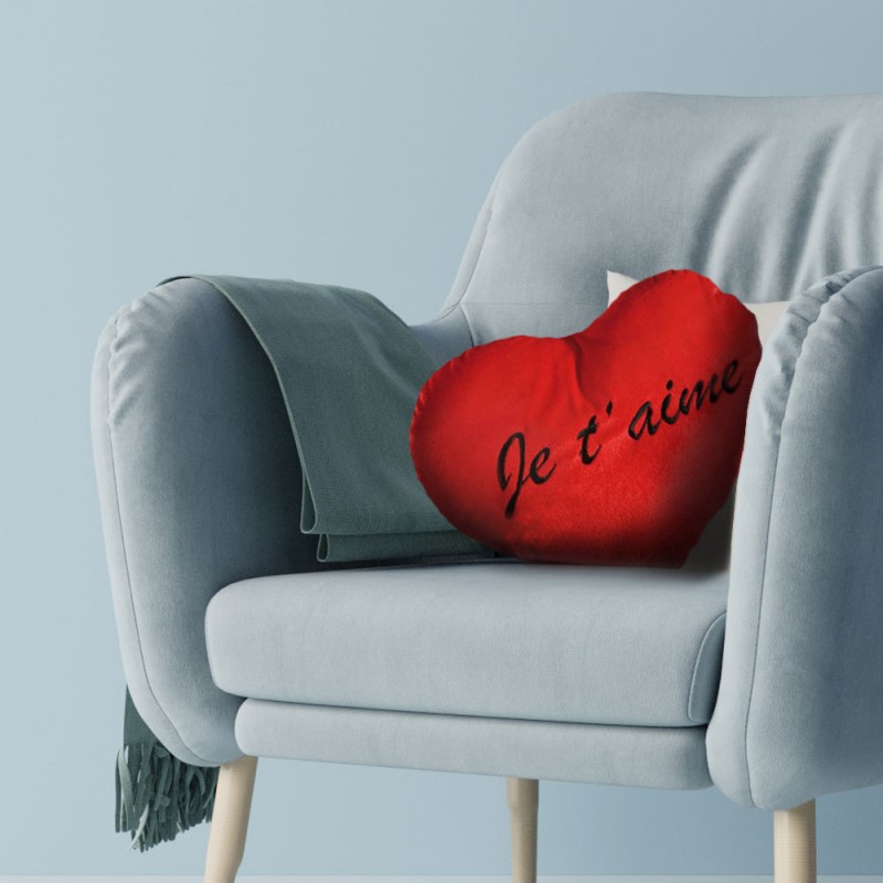 Declarez Votre Flamme Avec Ce Cadeau Un Coussin En Forme De Coeur Avec Une Magnifique Inscription Je T Aime